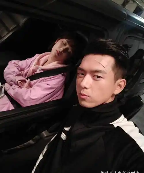 杨紫喜迎28岁生日,李现借机晒甜蜜合照,两人同框亲蜜感十足_造型_西装