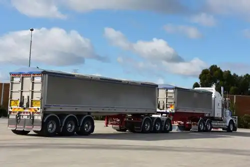 步量了那辆长卡车,长有20米.数了数,34个轮子.