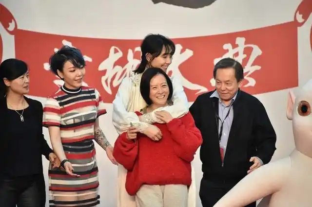 董子健的妈妈平时看着很单调,虽然脸上很疲惫,但气质没人能阻挡