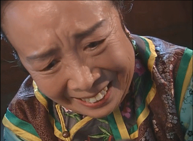 看拷问紫薇这段,光扎针的这段表情,就足够惊恐.