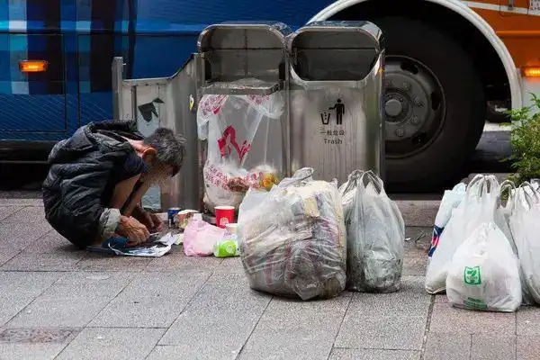 流浪汉捡废品影响奶奶的生意,孙子一气之下,竟烧了流浪汉的住所