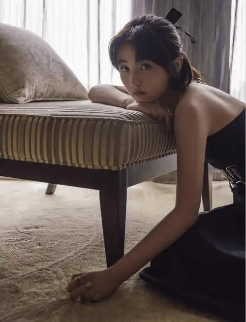 张子枫现身《盛夏未来》首映礼,穿黑色抹身材礼服显时尚,真长大了