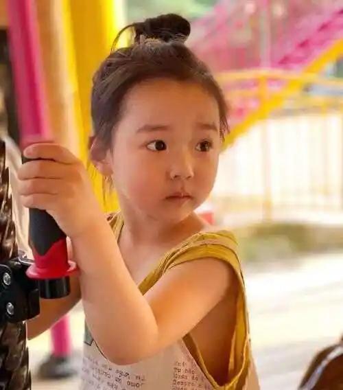 董璇就是一个晒娃"狂魔",小酒窝又现身啦,身穿小裙子超可爱