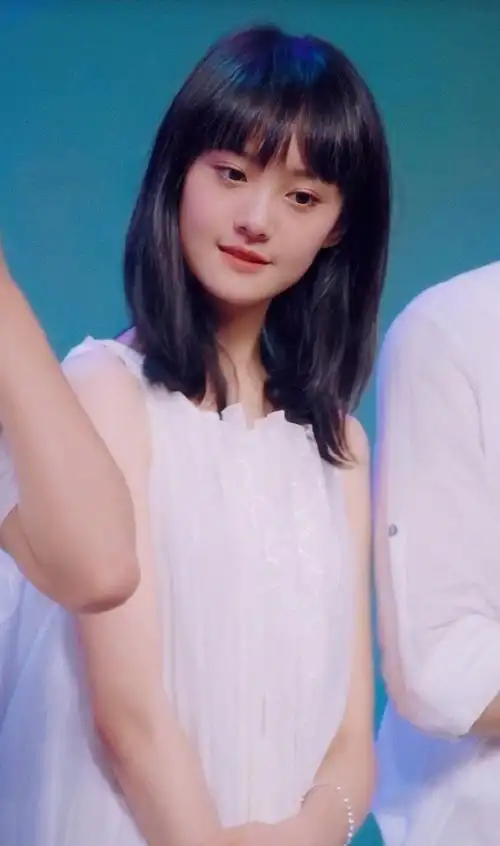 《快乐大本营》感觉嫩的能够掐出水来,爱了这样的青春校花@郑爽sz