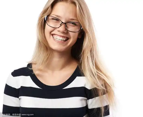 戴眼镜的女孩笑得很迷人