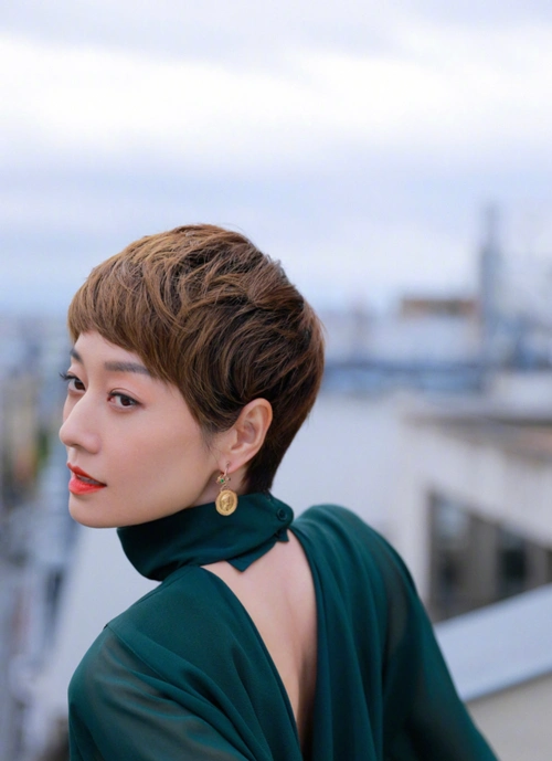 女人过了55岁,有白发的建议剪这3款"发型",简单大方显年轻