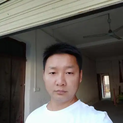 缝隙透过光的照片