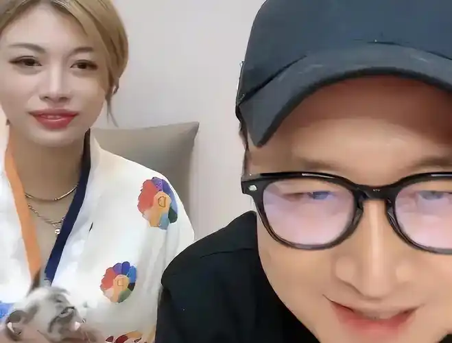 原创模特葛荟婕开直播惹争议身旁男子酷似前夫汪峰疑似是她新男友