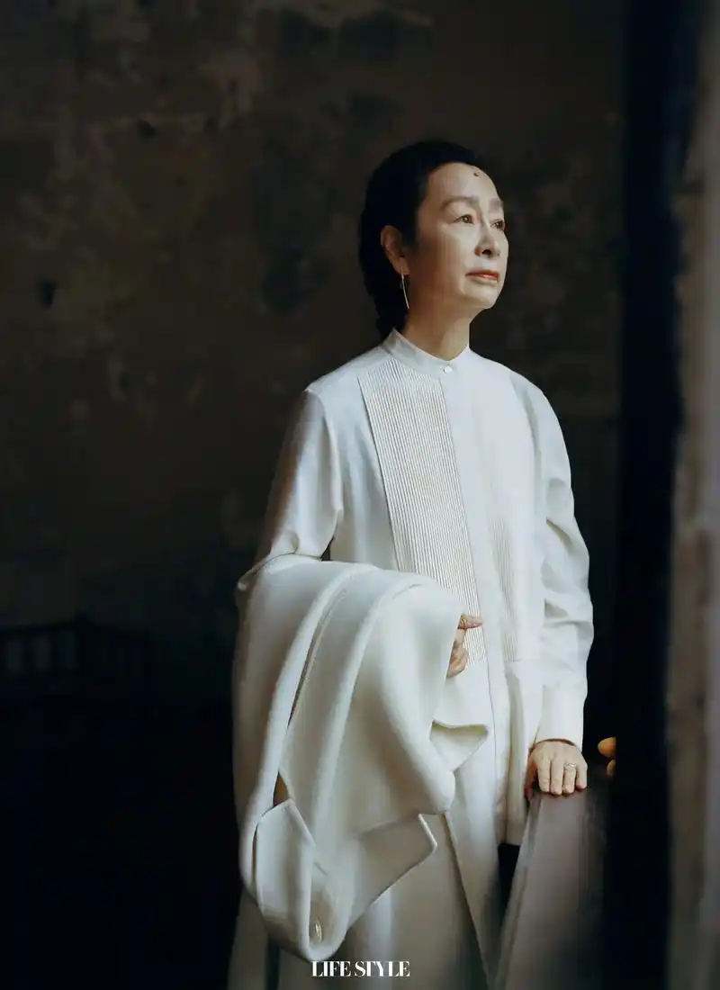 《精品购物指南》封面人物——奚美娟.#奚美娟 今年我们除了惊 - 抖音