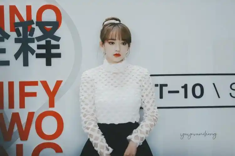 美美的程潇姐姐 丸子头白色镂空上衣! 身材超级好呀