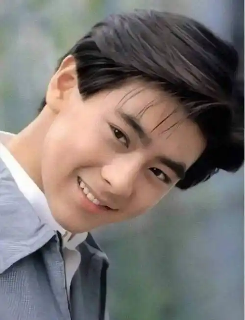 林志颖车祸后首次现身f1赛场穿上赛车服英姿飒爽容颜依旧帅气