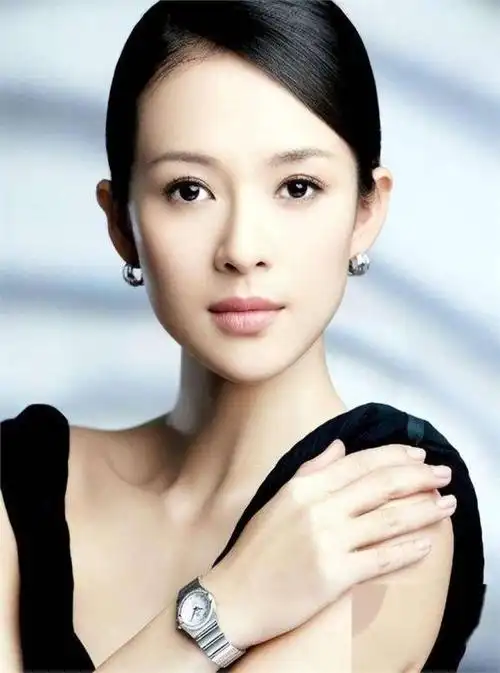 以出色的演技和独特的气质,章子怡成为备受瞩目的优秀演员,从《十面