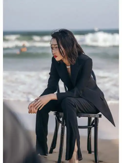 好爱周冬雨穿西装