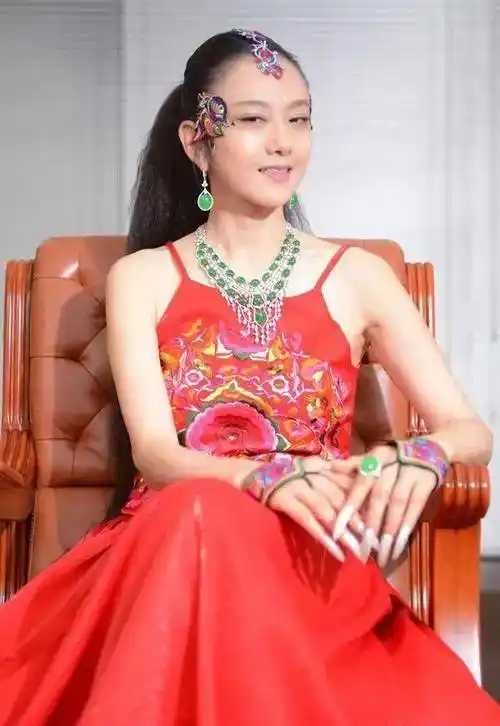 金星问杨丽萍:指甲这么长,上厕所怎么办?杨丽萍说:净瞎操心