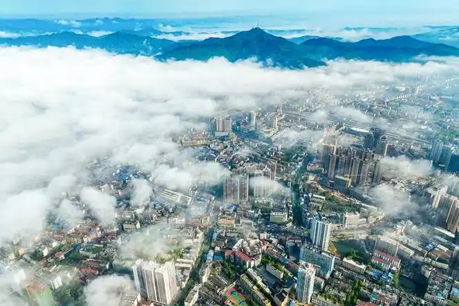 沈从文笔下,榆树湾只有一条窄小的老街,枕东席西,东段叫下街,西段叫