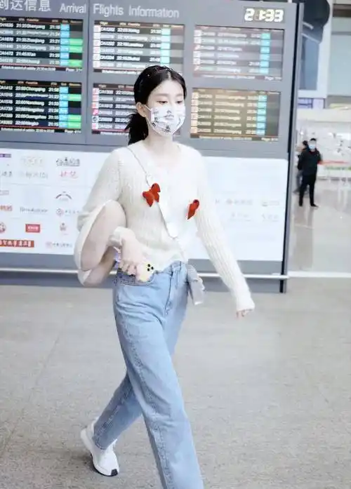 乔欣机场走秀,米色开衫搭配牛仔裤,美得不像话!_时尚_元素_剧中