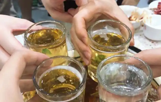 喝酒也是需要用特定的酒杯的,相信大家看到过一些喝白酒的行家都是用