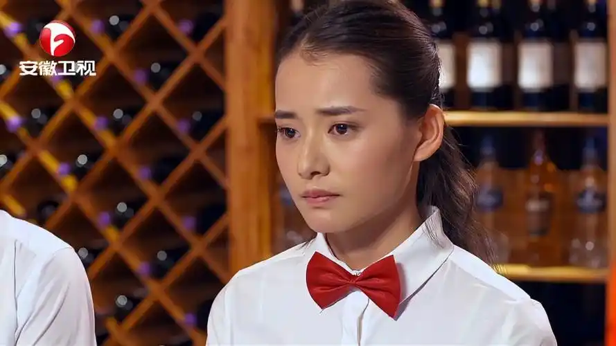 福根进城农村女孩酒吧上班第一天就赚了一千块却高兴不起来