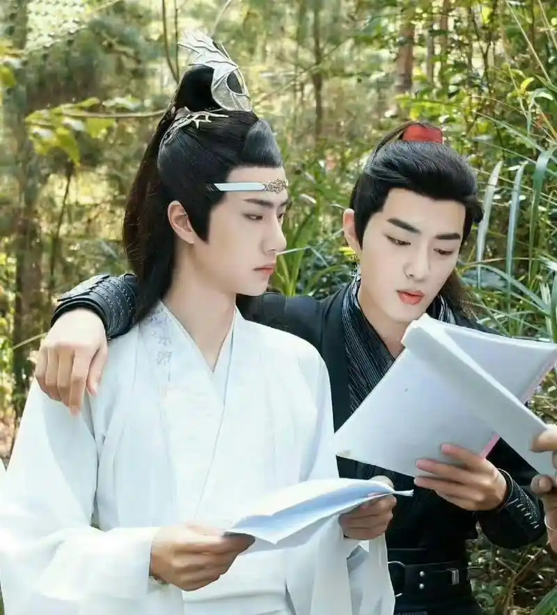 李沁主演的《长风破浪》开通官博,有网友表示,李沁成为唯一搭档过肖战