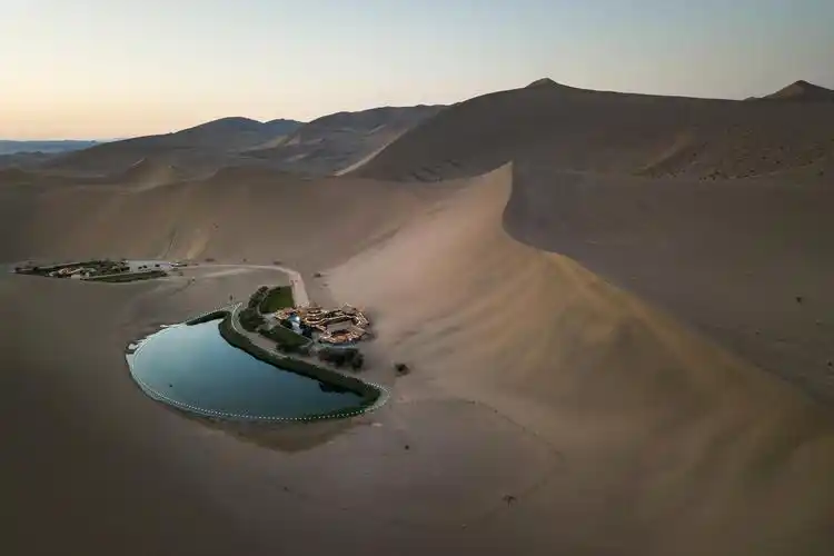 第二天一早趁景区直升机动力伞还没营业飞无人机航拍,清晨的月牙泉