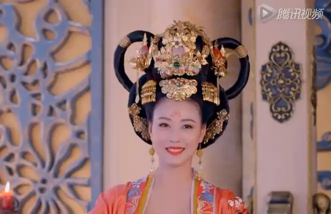 盘点武媚娘传奇中杨妃的造型凤钗流苏皆精美双环髻一看就很沉