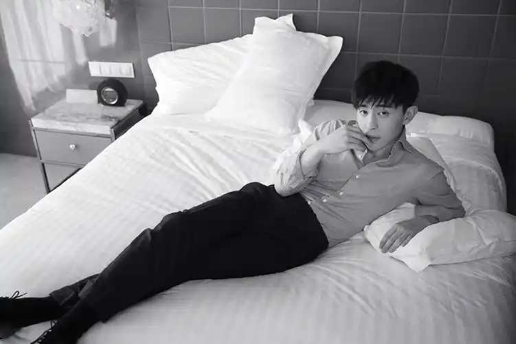邓伦慵懒帅气居家写真图片