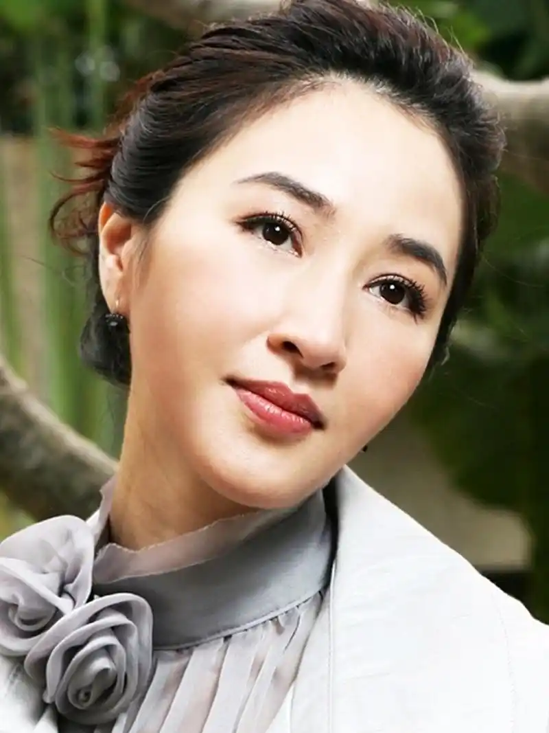 关咏荷五官精致立体,笑容明媚亲和,一颦一笑间都充满了温柔感.[赞同][