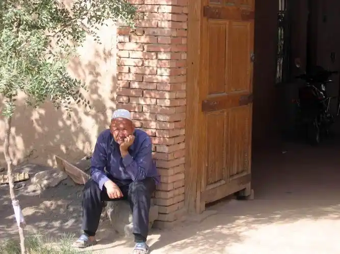 坐在家门口的维族老人