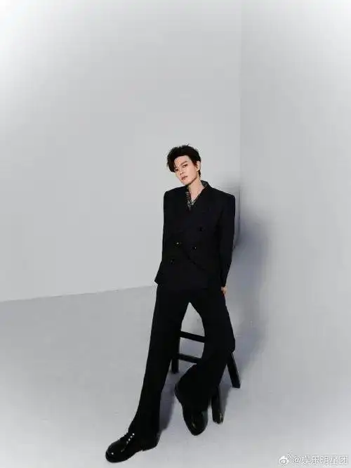 任嘉伦工作室新图 国超的身材比例是不是挺好的|任嘉伦|国超_新浪新闻