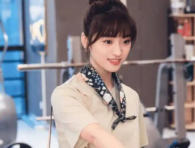 沈月新剧海报曝光,与大20岁的男主同框,网友看到后:感觉像两个时代