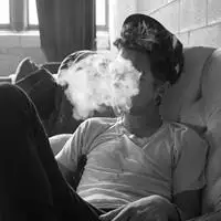 qq头像男生黑白伤感抽烟_抽烟不仅伤肺还伤心