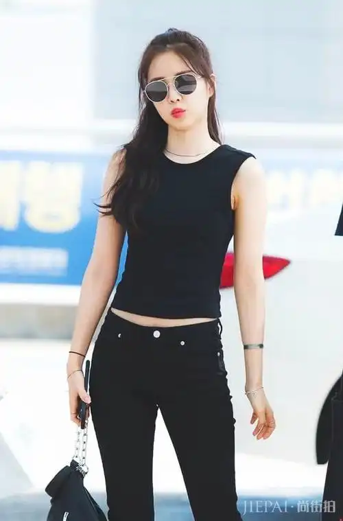 孙娜恩穿小黑裙上台,肉肉感没法看!