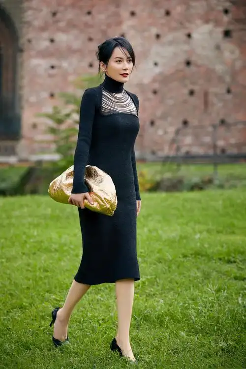 俞飞鸿出席bottegaveneta2020春季时装秀气质和身材都是绝对完美状态