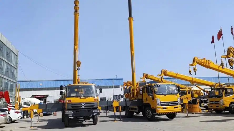 两台汽车吊高高举起