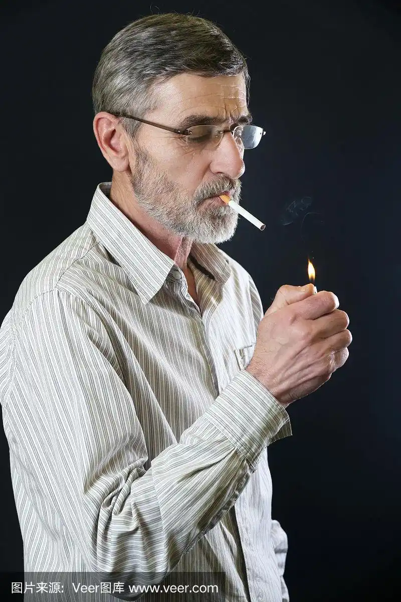 老人点烟
