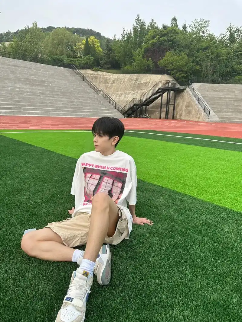 22岁啦.#少年感 #男大学生 #校园 #拍照92 #生日快 - 抖音