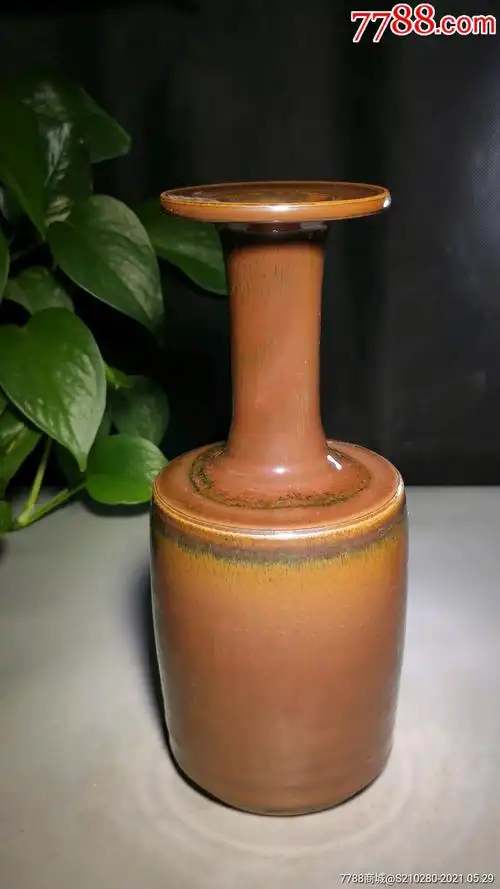 紫金釉瓷瓶子造型独特瓷质细腻釉水肥厚