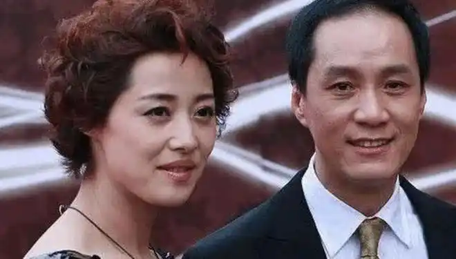 52岁的刘蓓携子嫁第一任丈夫,继子张若昀帅气可嘉,网友:赚到_网易订阅