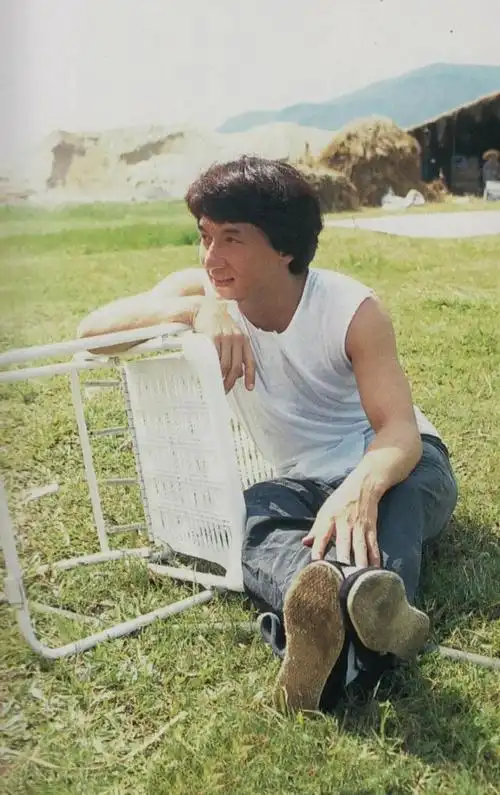 64岁的成龙再唱新歌,一段回忆杀映入眼帘,与旧照对比现在真老了