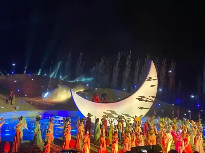 《敦煌盛典》是一部以大漠实景为背景,360度旋转座位让你有很好的带入