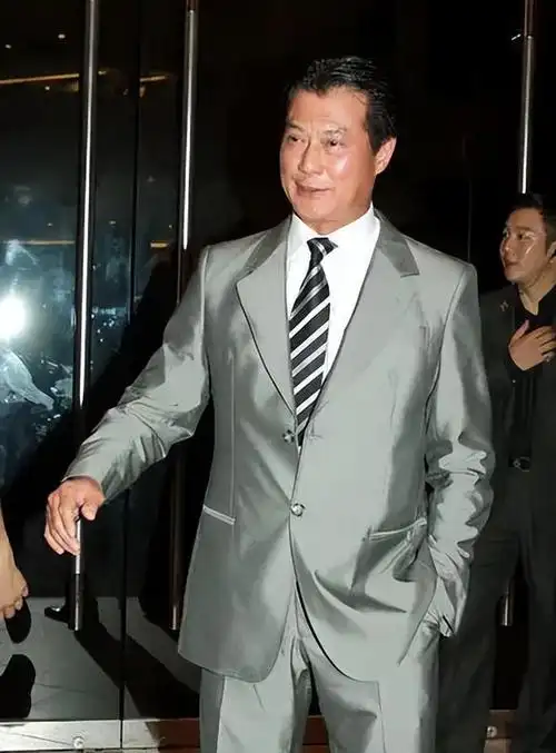 正逢李小龙电影走红,邓光荣在他身上看见了创业商机,竭力邀约陈惠敏