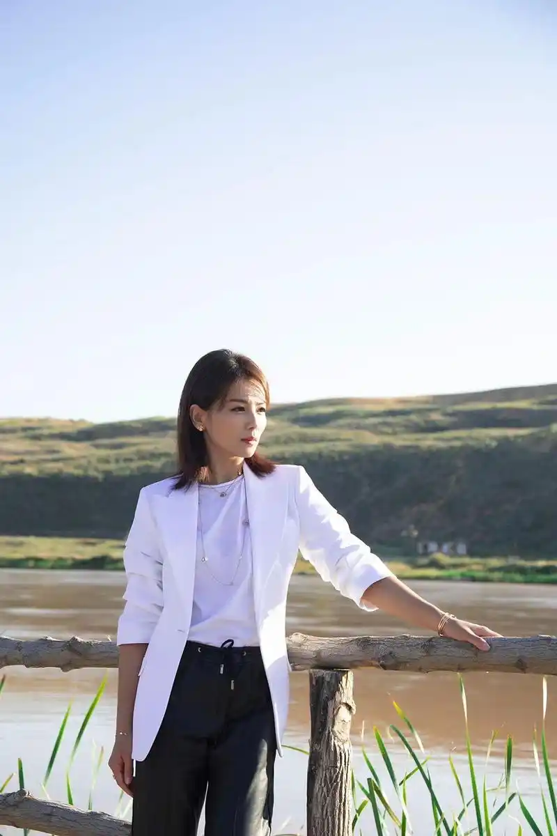 组图:《亲爱的客栈3》老板刘涛上线 白色西装知性又干练