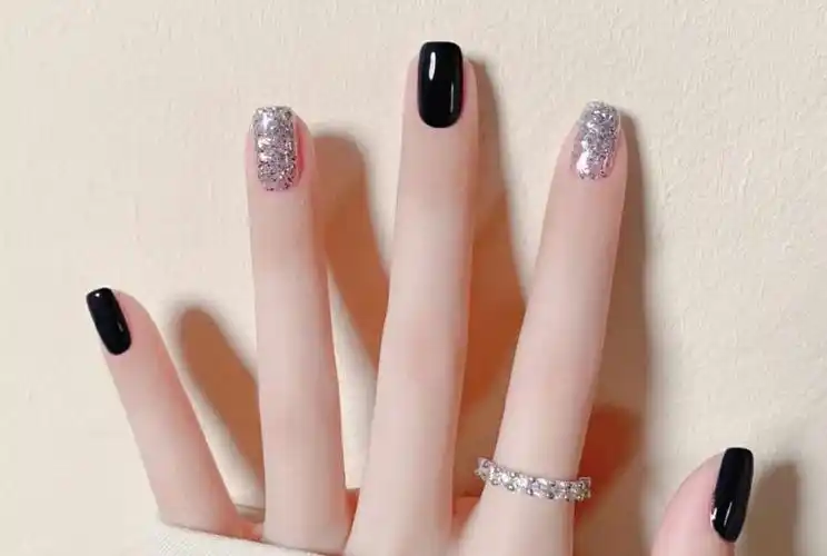 2021最新款暗黑公主风气质显白碎钻美甲图