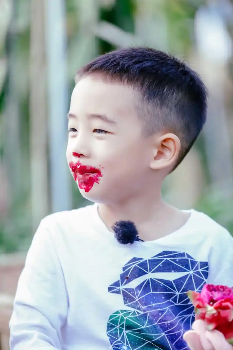 陈小春应采儿儿子jasper吃火龙果变香肠嘴 撞脸梁朝伟版欧阳锋