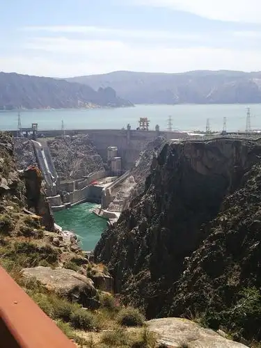 龙羊峡水库大坝高178米,可将黄河上游全年的水量全部拦截.