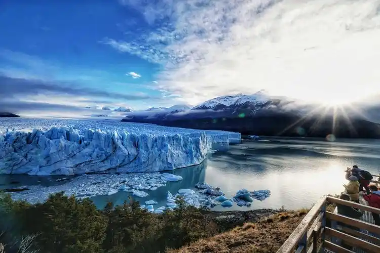 蓝色冰川从雪山深处"倾泻"而下, 延绵不绝, 一眼望不到尽头, 如同一