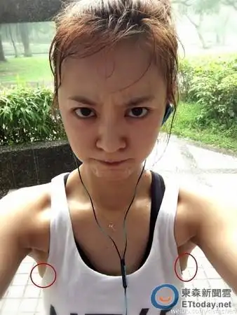 陈意涵被发现胳肢窝下方挤出两团赘肉.(图/翻摄陈意涵微博)