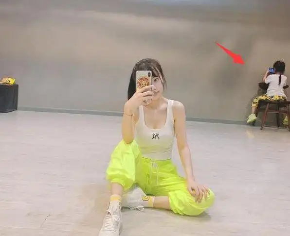 李小璐晒健身照片,甜馨背影引人关注,网友:最近没做头发吗