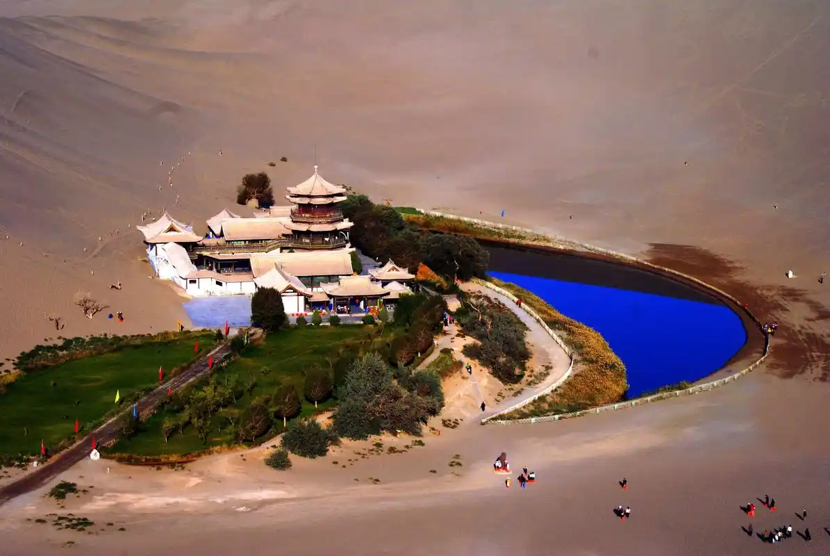 在敦煌的沙漠中有一处奇观 那就是有着沙漠之眼之称的月牙泉