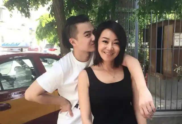 邹伟提出离婚闫妮不同意邹伟我净身出户闫妮签下离婚协议